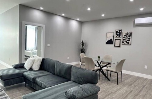 Albany Apartment | N E W Spacious Prime DT 1 Bedroom Apt w Office