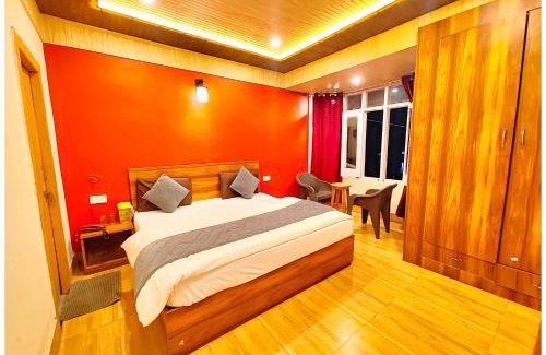 Nainital Hotel | NAINI LAKE FRONT VIEW HOTEL G & P ! Nainital Near Naina Devi Temple - Luxury & Spacious Room - Free WiFi - Best Hotel in Heart of Nainital