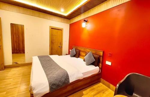 Nainital Hotel | NAINI LAKE FRONT VIEW HOTEL G & P ! Nainital Near Naina Devi Temple - Luxury & Spacious Room - Free WiFi - Best Hotel in Heart of Nainital