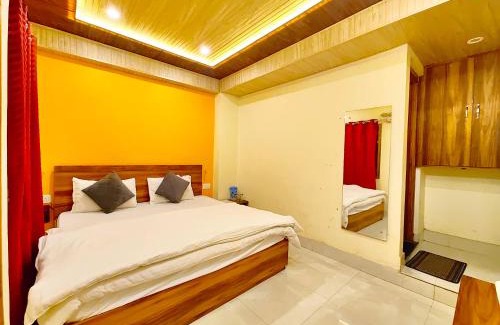 Nainital Hotel | NAINI LAKE FRONT VIEW HOTEL G & P ! Nainital Near Naina Devi Temple - Luxury & Spacious Room - Free WiFi - Best Hotel in Heart of Nainital