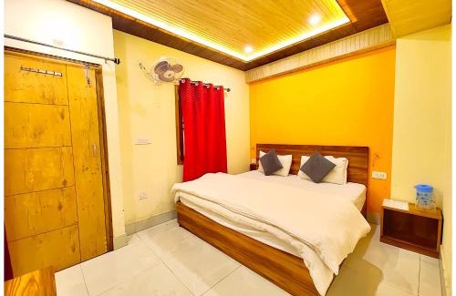 Nainital Hotel | NAINI LAKE FRONT VIEW HOTEL G & P ! Nainital Near Naina Devi Temple - Luxury & Spacious Room - Free WiFi - Best Hotel in Heart of Nainital