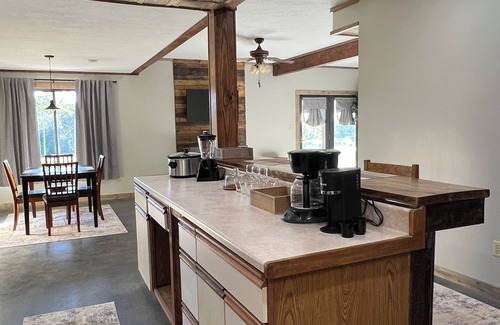 Bouvet Island House | Nanny's Place-Cozy Entire Home Getaway B&B by Shawnee Hills Wine Trail and Parks