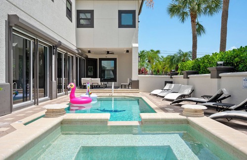 Naples Park Ski Chalet | Naples Amore - Heated Pool/Spa, Pizza Oven, Playground, EV Charger, Grill, 5BR