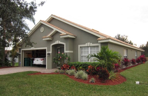 Valencia Lakes House | Naples Pool house next to golf course