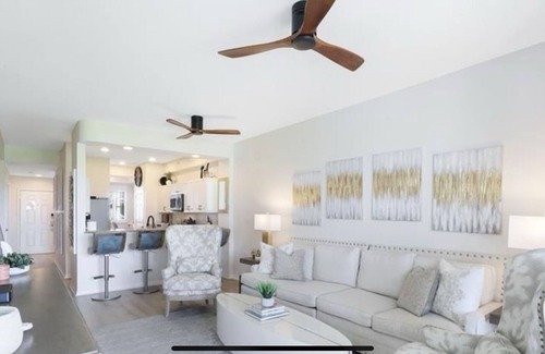 Naples Resort | NAPLES RESORT 2BDRM 2BTH +Den POOL GOLF CLUB AMENITIES 5TH AVENUE BEACH