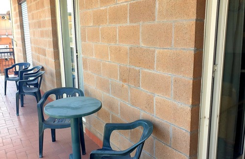 Naples Apartment | Naples Stadium apt. - six people, three bedrooms, two bathrooms, free park