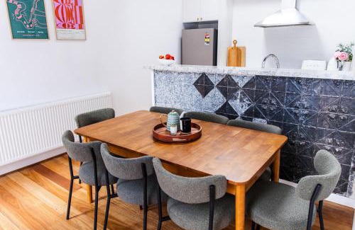 Fitzroy House | Napoleon, 2 min to Gertrude St