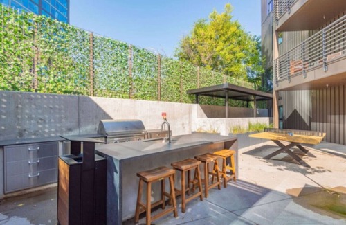 Downtown Nashville Apartment | Nashville Sky Box with Balcony and Pool