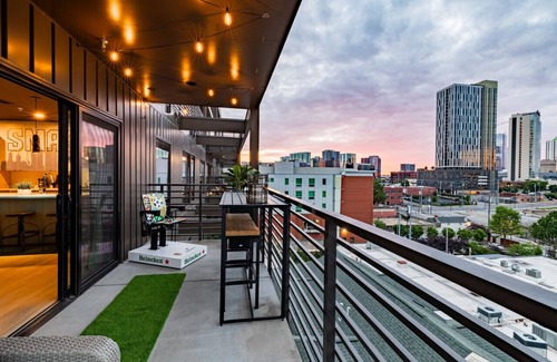 Downtown Nashville Apartment | Nashville Sky Box with Balcony and Pool