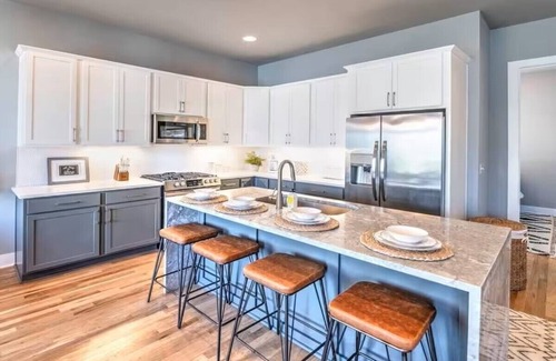 Haynes Area House | Nashville Skyline View with a Rooftop Deck that Sleeps 14 People