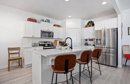 Twin Falls House | National Parks Charm! King bed, game garage, firepit, family perks, single level