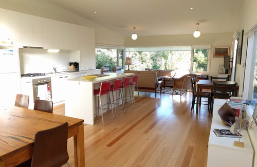 Shoreham House | Native garden serenity near beach and wineries