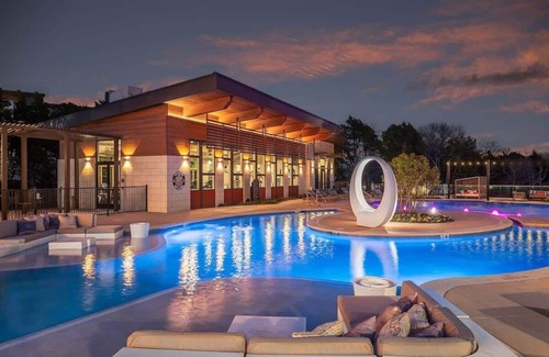 Richardson Apartment | Nature Escape: 2BR Suite w/Gym, Pool, Parking