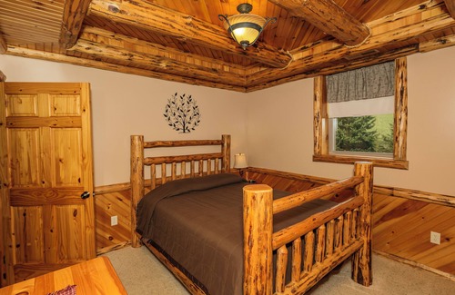 Dundee Cabin | Nature's Pathways Suite: Luxury Suite in Amish Country, Ohio.