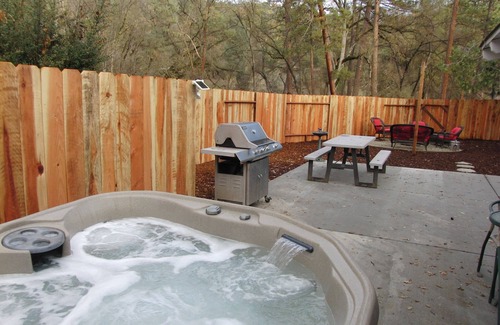 Oakhurst House | Natures River walk, 9 Miles To Yosemite, 3 to Bass Lake,Riverfront 2200 sq. ft.