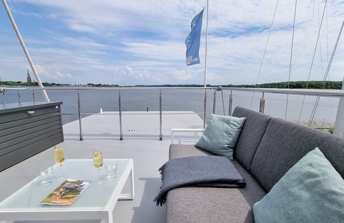 Schleswig Boat Rental | Naturnaher Urlaub auf Hausboot Aava mit Dachterrasse in Schleswig