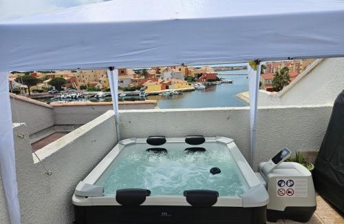 Le Barcares Apartment | Nautica bulles jacuzzi privatif vue lac marin