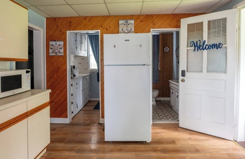 East Shore Apartment | Nautical 3BR Sleeps 8 @ Tweed Airport W/Fire Pit + Smart TVs Near Beach & Yale