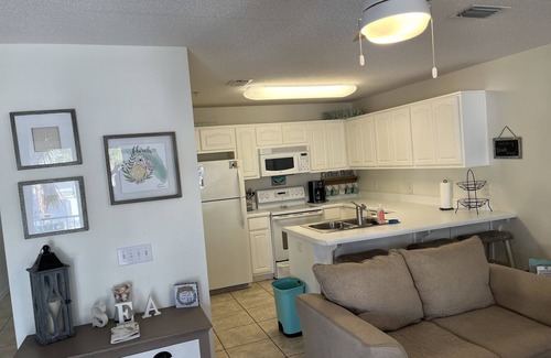 Navarre Beach Condo | NAVARRE BEACH Condo! FIRST FLOOR Clean, cozy & beachy! Sleeps 4, full Kitchen