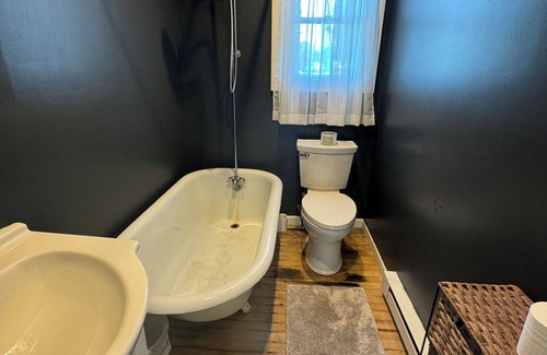 Center Moriches House | nCozy, serene waterfront 3- br cottage Walk to beach, minutes to Both L.I. Forks
