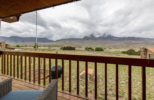 Wapiti Cabin | Neal's Guest House- pet friendly Wapiti Valley