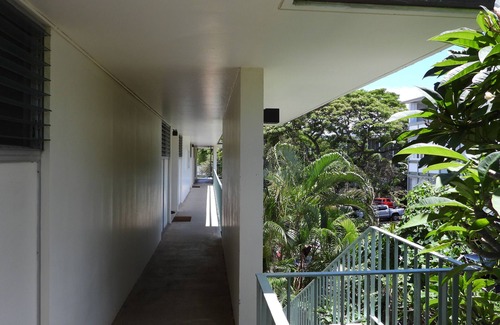 Diamond Head - Kapahulu - St. Louis Apartment | Near Beach, Great Views, Pool, Splitpac AC, Parking, Fast Wifi. Garden setting.