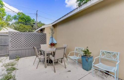 Laurel Park Apartment | ✬Near Beaches✬Laurel Park✬Full Kitchen✬FastWifi