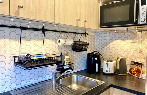 Caulfield North Apartment | Near Caulfield Racecourse & Monash Uni! Cosy apartment with private courtyard