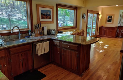 Hamilton House | Near Colgate and Seven Oaks Golf, Accommodates 8 Guests