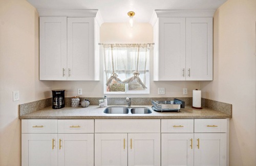 Santa Ana House | Near Disney! 2 bed 1 Bath - Front House