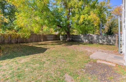 Sherman Hill House | Near Downtown ~ 2BDR & Fun Backyard ~ Pet Friendly