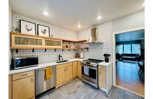 Folsom's Addition House | Near downtown Bright Cheerful Happy | Three Maples