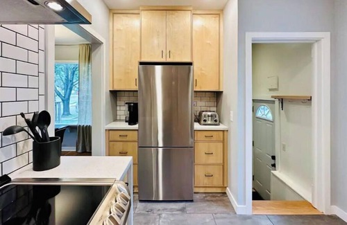 Folsom's Addition House | Near downtown Bright Cheerful Happy | Three Maples
