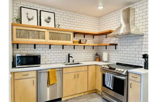 Folsom's Addition House | Near downtown Bright Cheerful Happy | Three Maples