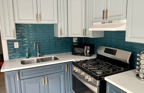 Los Angeles House | Near Downtown! Cheerful & Bright 2-bedroom house with a large yard