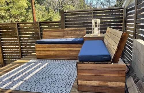 Los Angeles House | Near Downtown! Cheerful & Bright 2-bedroom house with a large yard