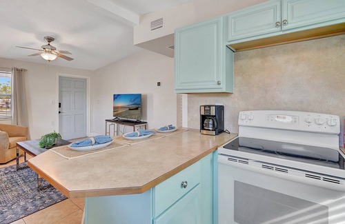 East Naples Cottage | Near DownTown & Napes Beach! Cottage House 2QueenBeds Fenced Back Yard with deck