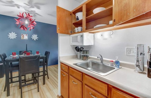 Wauwatosa Apartment | Near Froedtert - King Bed - Fast WiFi - Underground Parking