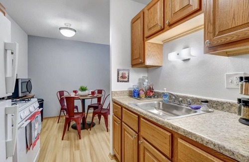 Wauwatosa Apartment | Near Froedtert, King Bed, Fast WiFi, Underground Parking
