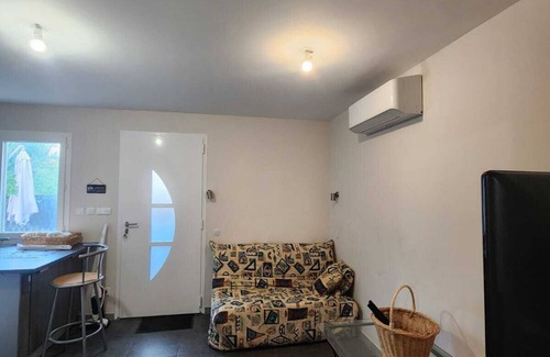 Villeneuve-les-Maguelone Apartment | Near Montpellier 2-room apartment + private garden 15 minutes from the beach