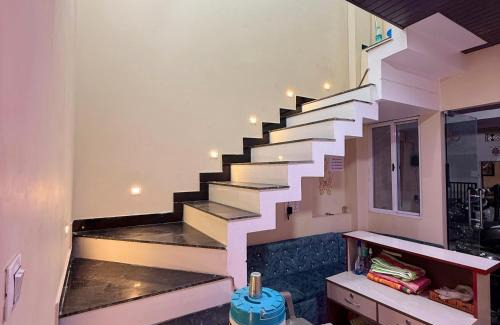 Ujjain Hotel | Near Mahakal Temple BUDGET HOTEL V R , UJJAIN, Fully Air conditioned Rooms with Wifi and Parking, Best Hotel IN Ujjain