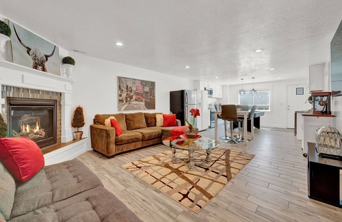 Perry House | Near Ski Resorts n-Stunning Sunsetsn- Hottubn- Fireplace over tubn-Air hocky