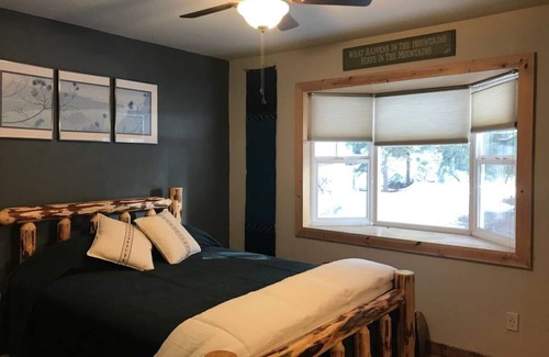 Pioneer Trail House | NEAR SLOPES AND LAKE! Rustic, Cozy, Renovated, Unique, Modern, hot tub!