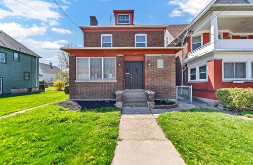 Niagara Falls House | Near the falls-Office, Arcade, record player, parking, A/C 500mbps