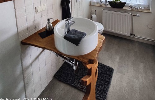 Rinteln Apartment | Near Weser Cycle Path, private room with large garden, pure relaxation