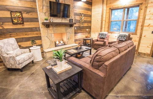 Broken Bow Cabin | Near wineries, breweries, shopping, art gallery, Broken Bow Lake, and river.