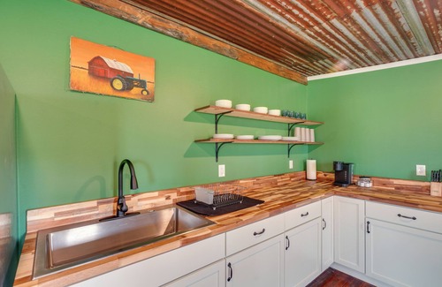 Treloar Condo | Near Wineries: Country Condo in New Haven