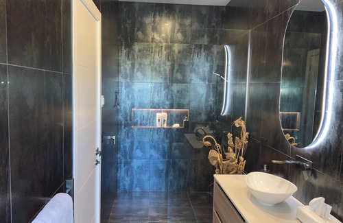 Wharewaka Apartment | "Nearly lakefront" in Wharewaka, Taupo. Cosy apartment 5 minutes walk to lake.