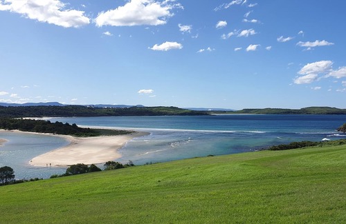 Kiama Downs House | Neat family home with lots to do at your door step with great view and air con