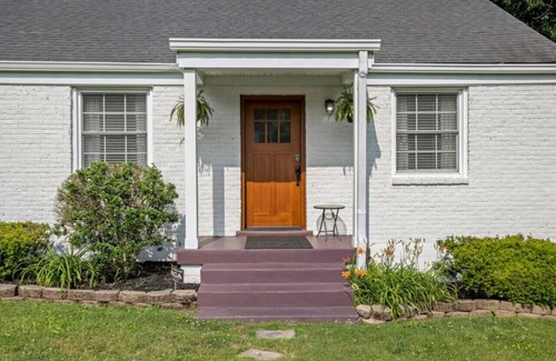 Inglewood House | Neighborhood Retreat - Large Yard, Family, Fire Pit - Recently Re-opened